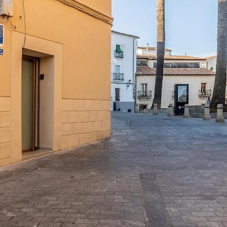 Apartamentos El Patio Plaza Santa Clara Caces Esterno foto